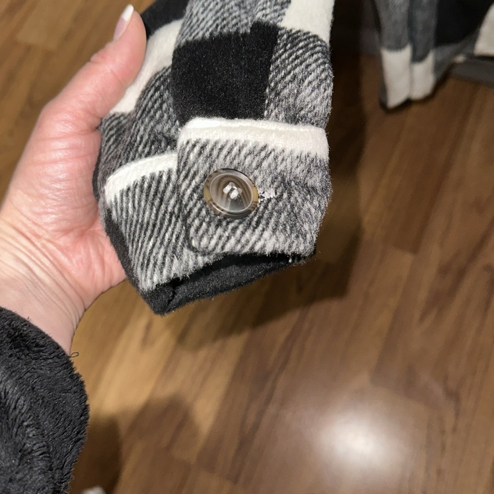 Love Tree boutique Plaid shacket! ❤️ - Picture 5 of 6